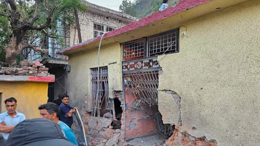 एक घर जो पाकिस्तान की तोपखाने की गोलाबारी में क्षतिग्रस्त हो गया।