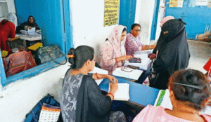 आगामी बिहार विधानसभा चुनाव के लिए मतदाता सूची संशोधन के दौरान पटना के मतदान केंद्रों पर बूथ स्तर के अधिकारी मौजूद थे।