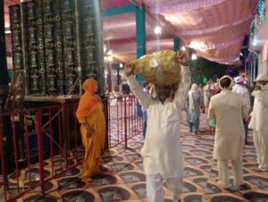 लंगर में सेवा करने वाले स्वयंसेवकों ने गुरु जी की शिक्षाओं को आत्मसात करते हुए निस्वार्थ भाव से कार्य किया।