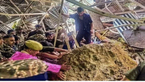 रियासी जिले के कटरा में वैष्णो देवी मंदिर के रास्ते में भूस्खलन में पांच लोगों की मौत और 14 के घायल होने के बाद सुरक्षाकर्मी घटनास्थल पर मौजूद हैं।