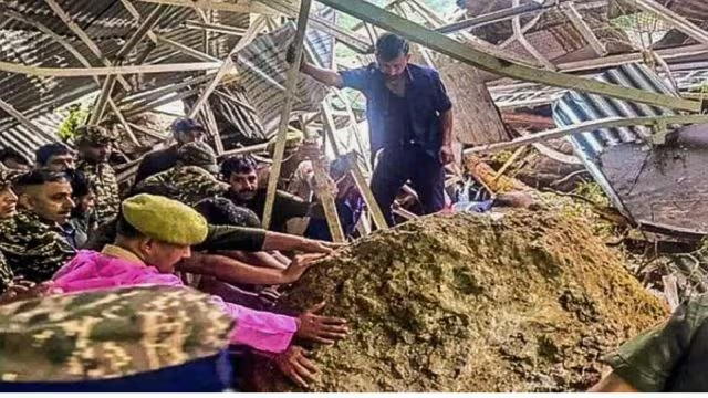 रियासी जिले के कटरा में वैष्णो देवी मंदिर के रास्ते में भूस्खलन में पांच लोगों की मौत और 14 के घायल होने के बाद सुरक्षाकर्मी घटनास्थल पर मौजूद हैं।