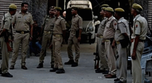 पुलिस के अनुसार, सेक्टर 17 क्राइम ब्रांच की टीम ने सेक्टर 37 स्थित पावर हाउस के पास से तीनों आरोपियों को गिरफ्तार किया।