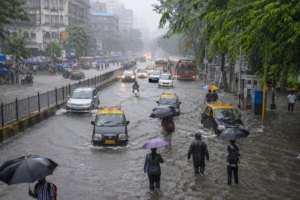Mumbai Rain 2026: भारी बारिश से जनजीवन प्रभावित